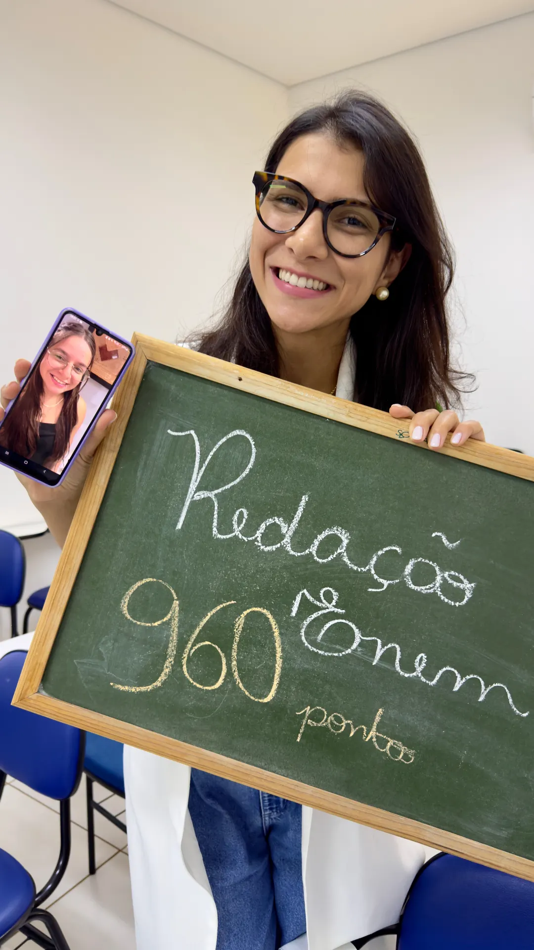 Aluna com nota 960 na redação do ENEM, comemoração por chamada de vídeo